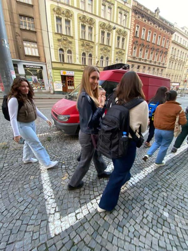 学生们走过拥挤的欧洲街道