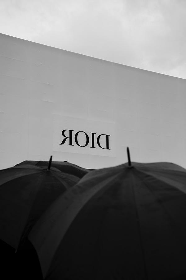 黑色和白色迪奥标志在巴黎时装周2022
